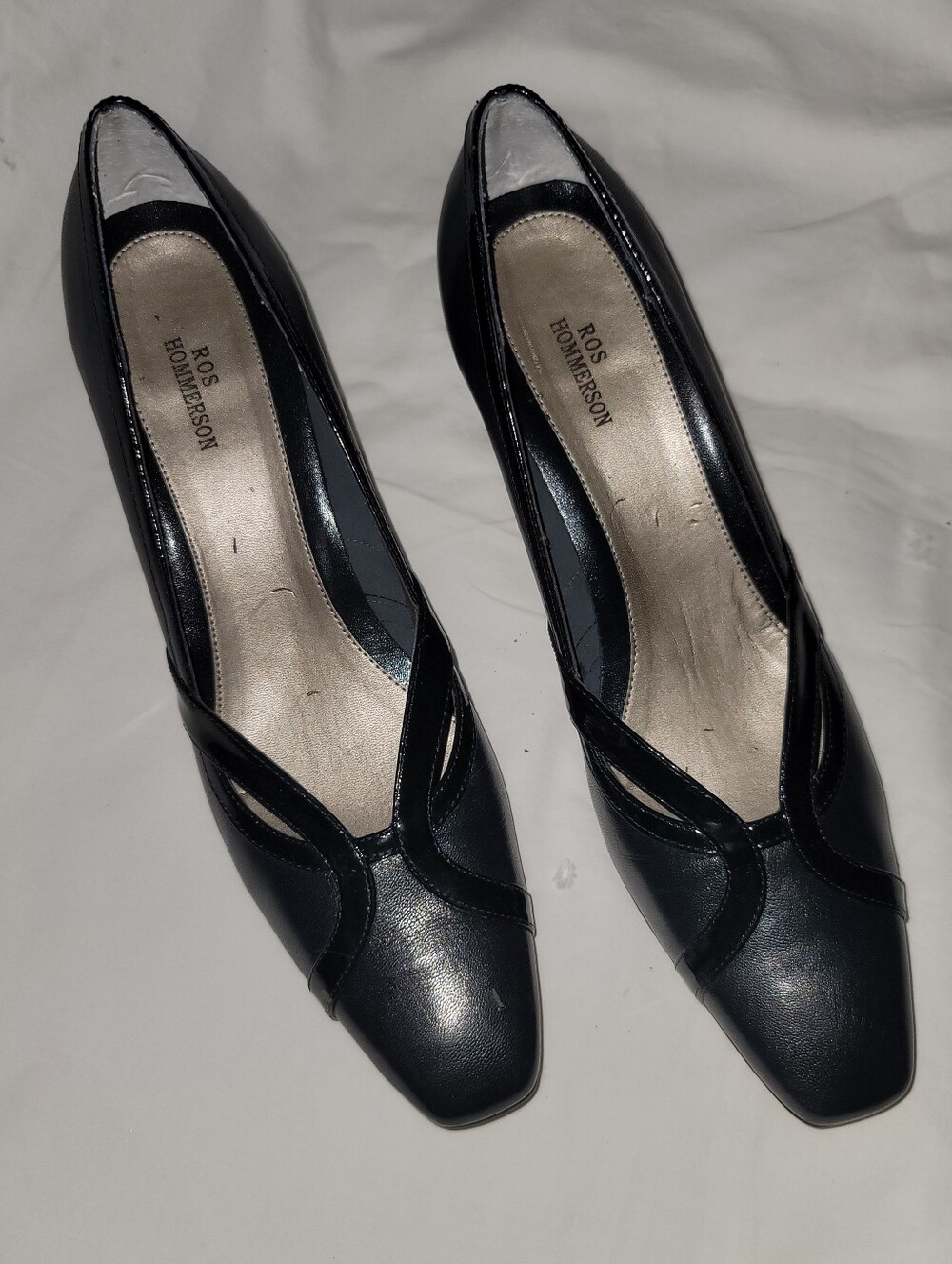 Ros Hommerson Black Leather Pumps with Cutout Detail
